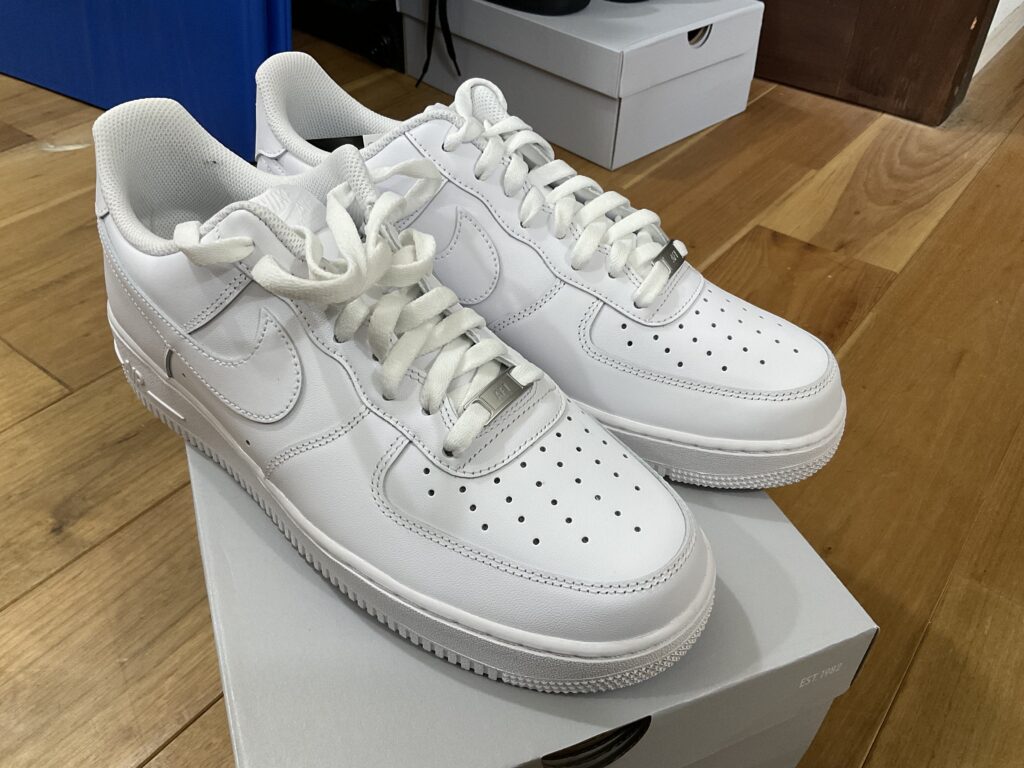 新品27cm ナイキエアフォース1 白/きなりNIKE AIR FORCE1メンズ